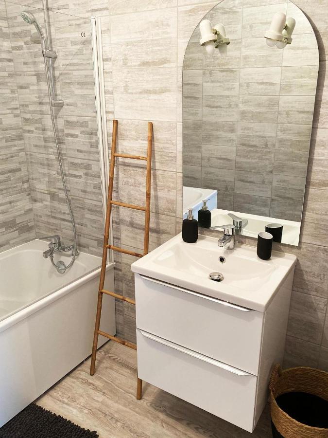 Appartement Chaleureux Wifi Et Parking Gratuit Givet Exterior photo