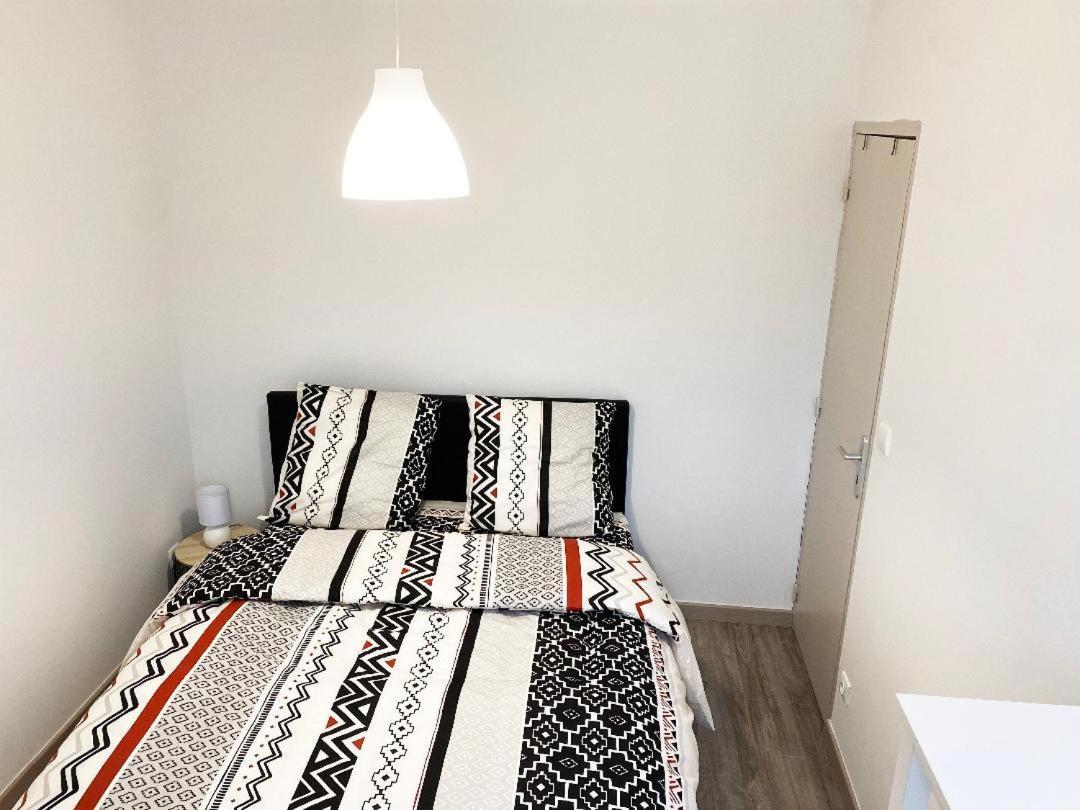 Appartement Chaleureux Wifi Et Parking Gratuit Givet Exterior photo